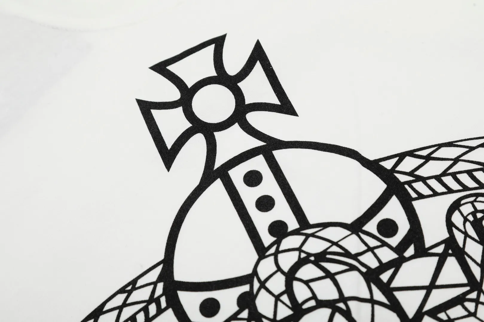 VIVI 145# "Exclusive Style" vivienne west wood The Queen Mother of the West Vivienne Saturn snake-shaped surrounding planet printed short-sleeves The new fabrics have been machine washed at high temperature + water twice. The only one in the entire network that achieves 0 shrinkage. The Solona thread is arranged. The threaded neckline does not deform. It is tight and dense. Welcome to compare. The full range of correct accessories. Every detail is completely restored and can be stretched directly. Size: XS-L